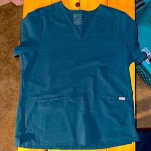 Figs 3 Pocket Casma Scrub Top